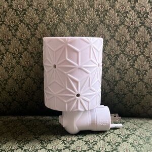 Great Scentsy geometric design Mini Wall Wax Warmer